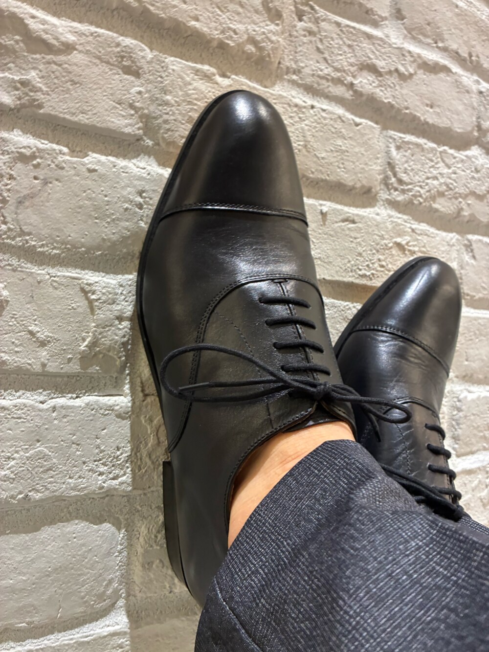 ブラック系のドレスシューズを着用したメンズの夏コーディネートの4枚目の写真