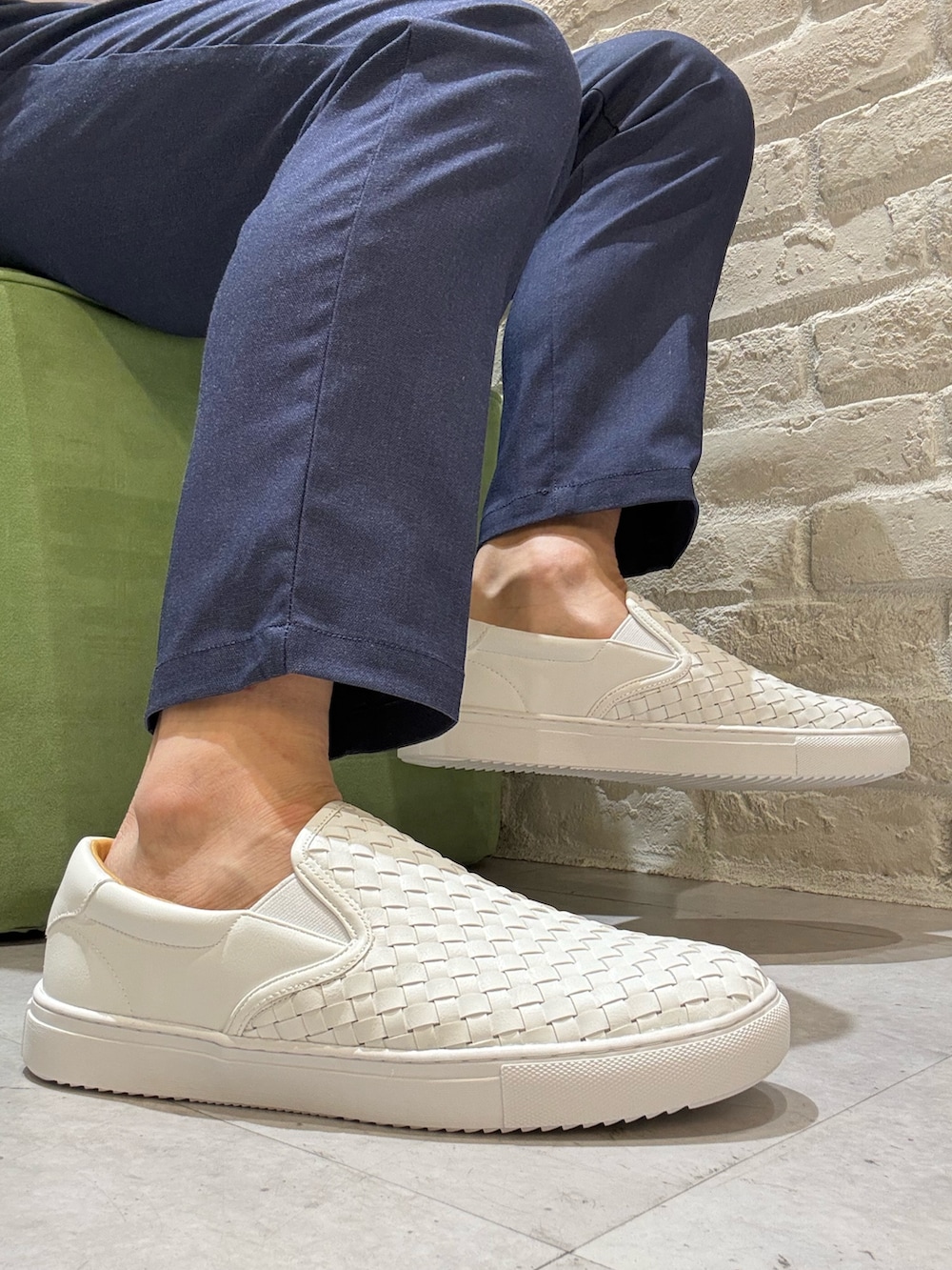 ホワイト系のスリッポンを着用したメンズの春コーディネートの2枚目の写真