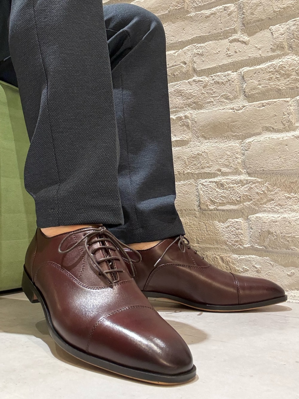 ブラウン系のドレスシューズを着用したメンズの春コーディネートの4枚目の写真