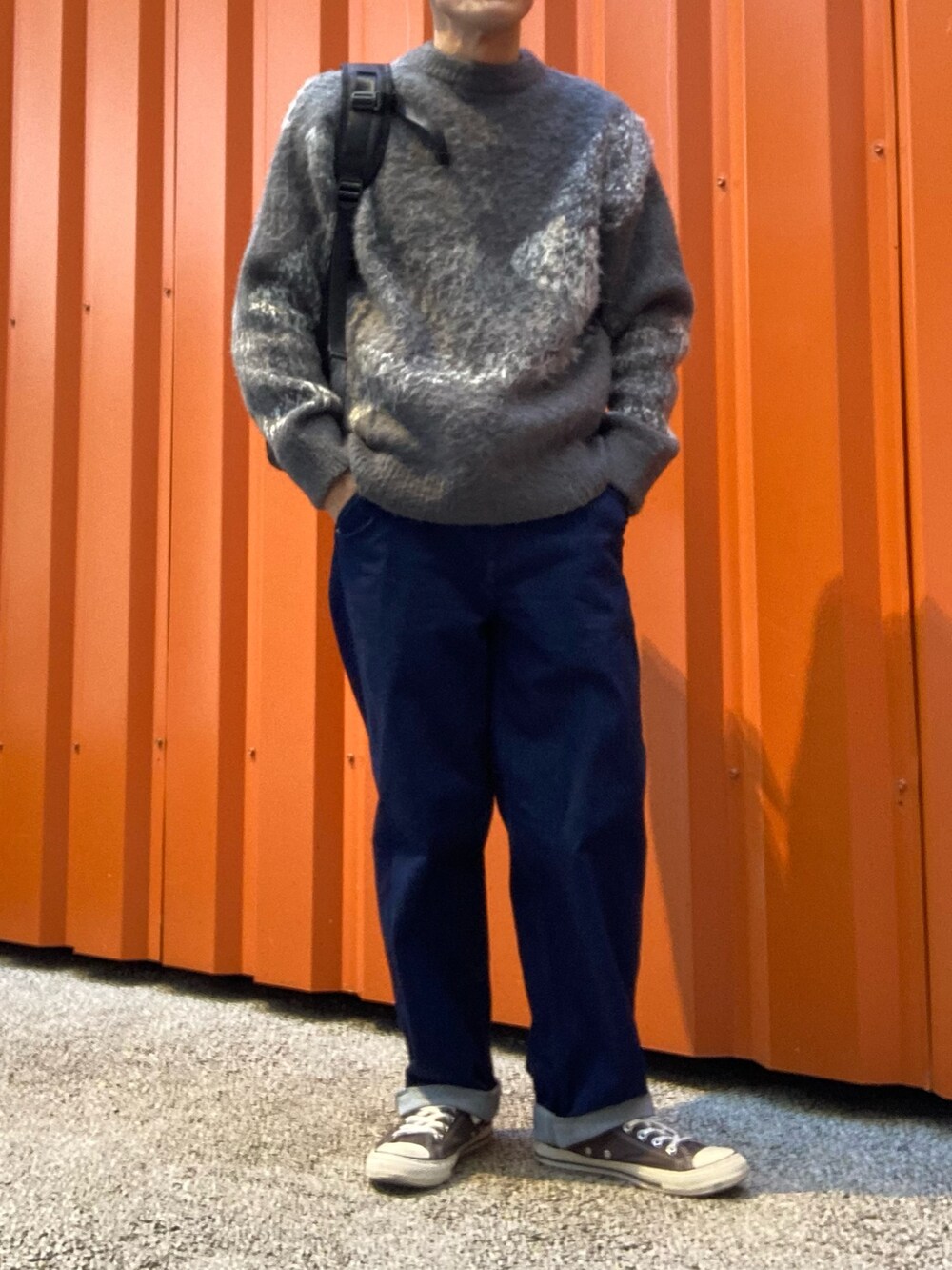 ブラック系のバックパック/リュックを着用したメンズの冬コーディネートの5枚目の写真