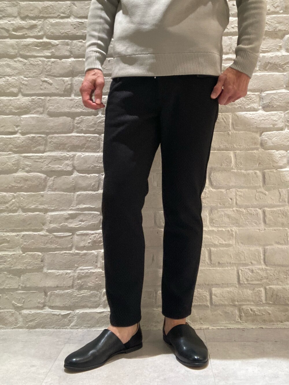 ブラック系のスリッポン、ブラック系のスリッポンを着用したメンズの冬コーディネートの2枚目の写真