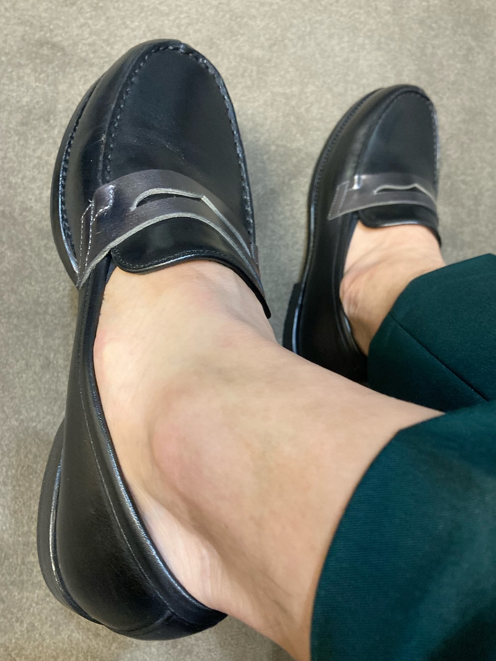 ブラック系のテーラードジャケット、ホワイト系のTシャツ/カットソー、グリーン系のその他パンツを着用したメンズの夏コーディネートの4枚目の写真