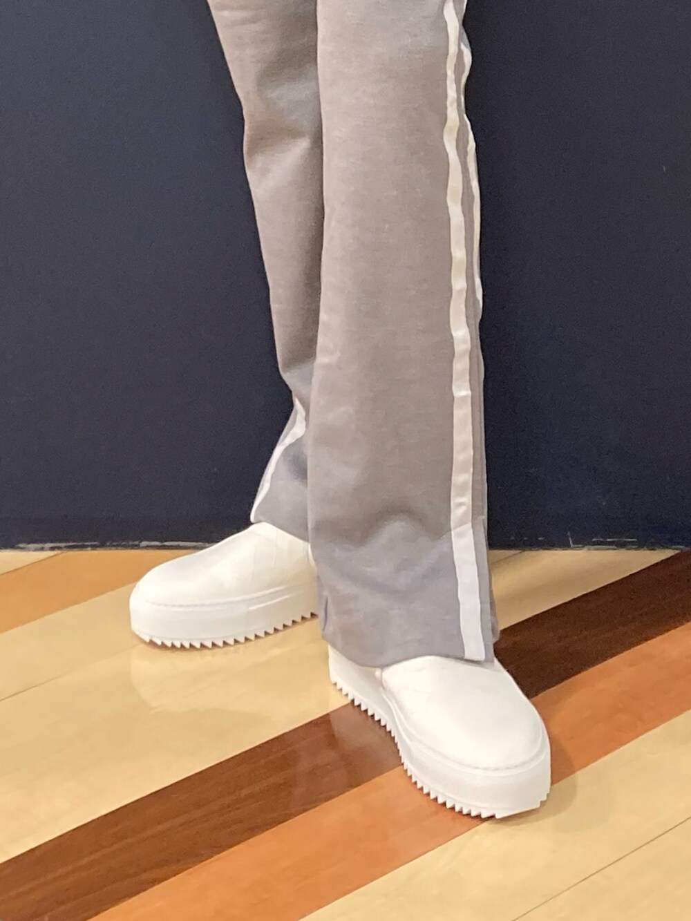 「Gジャン、デニムジャケット、ジャージーパンツ、フレアパンツ、レザースニーカー、アルフレッド・バニスター(alfredoBANNISTER)、大人コーデ、休日コーデ、スニーカーコーデ」|「5351 POUR LES HOMMESの【23S/S】ハイパーストレッチ デニムジャケット(デニムジャケット、ブルー系)」を使った、nobgさん(メンズ・171cm)の冬コーディネートの2枚目の写真