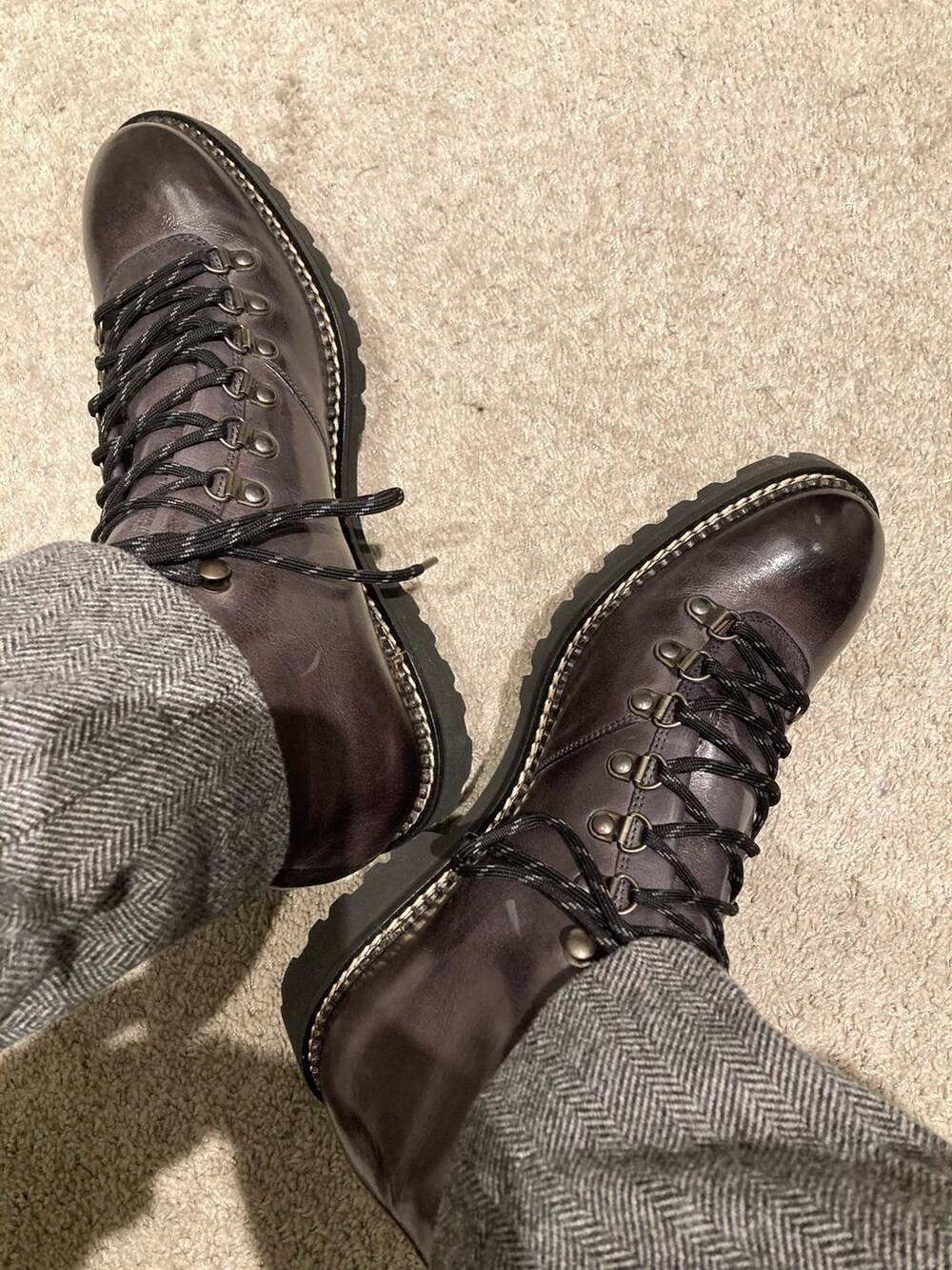 グレー系のブーツを着用したメンズの秋コーディネートの3枚目の写真