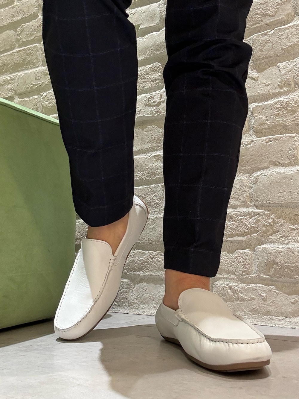 ホワイト系のスリッポンを着用したメンズの春コーディネートの3枚目の写真