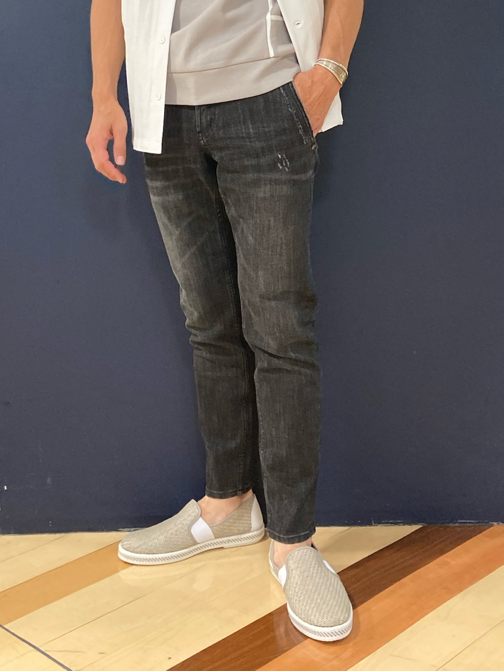 グレー系のTシャツ/カットソー、ホワイト系のシャツ/ブラウス、ブラック系のデニムパンツを着用したメンズの夏コーディネートの2枚目の写真