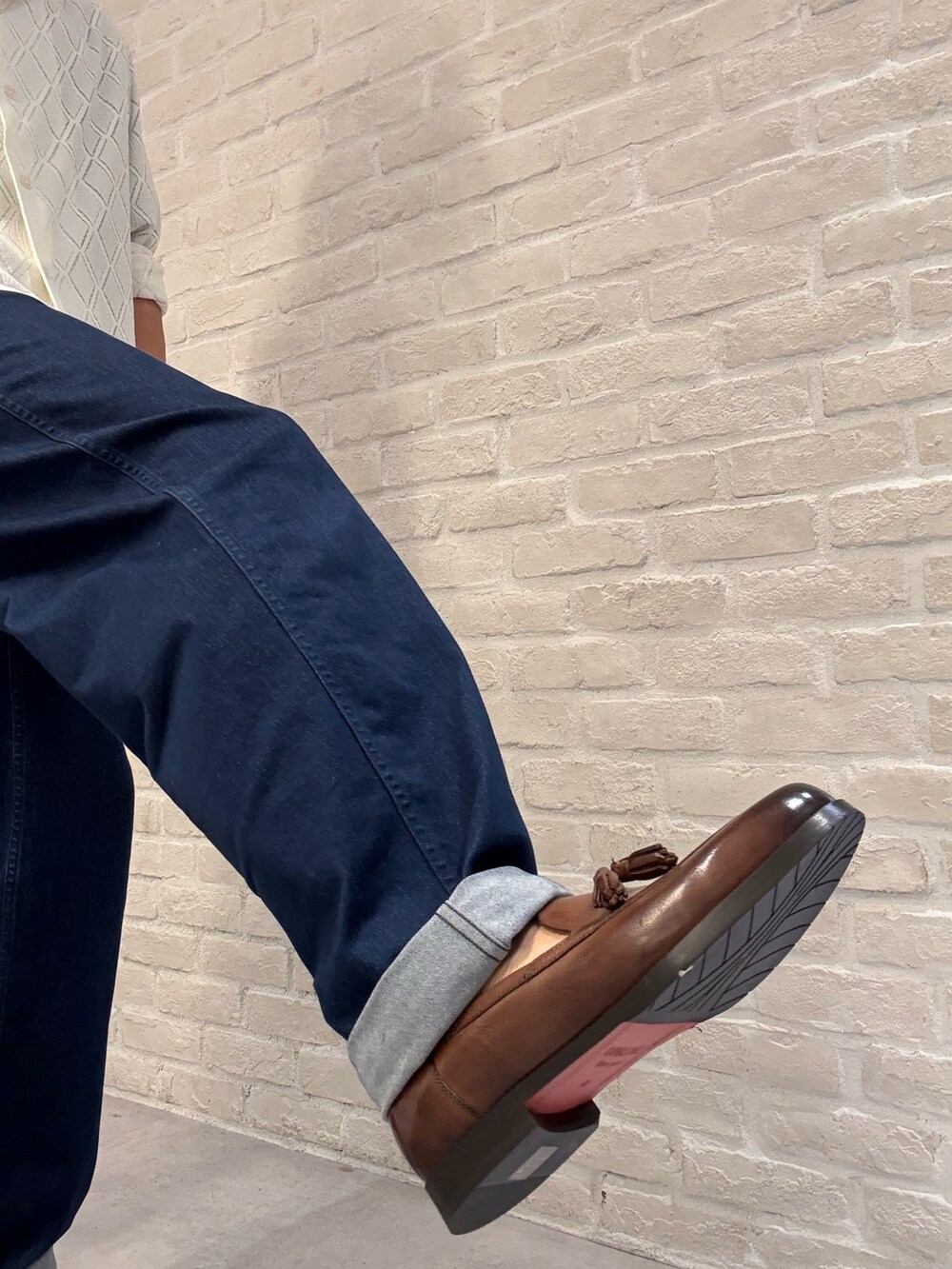 ブラウン系のローファーを着用したメンズの夏コーディネートの2枚目の写真