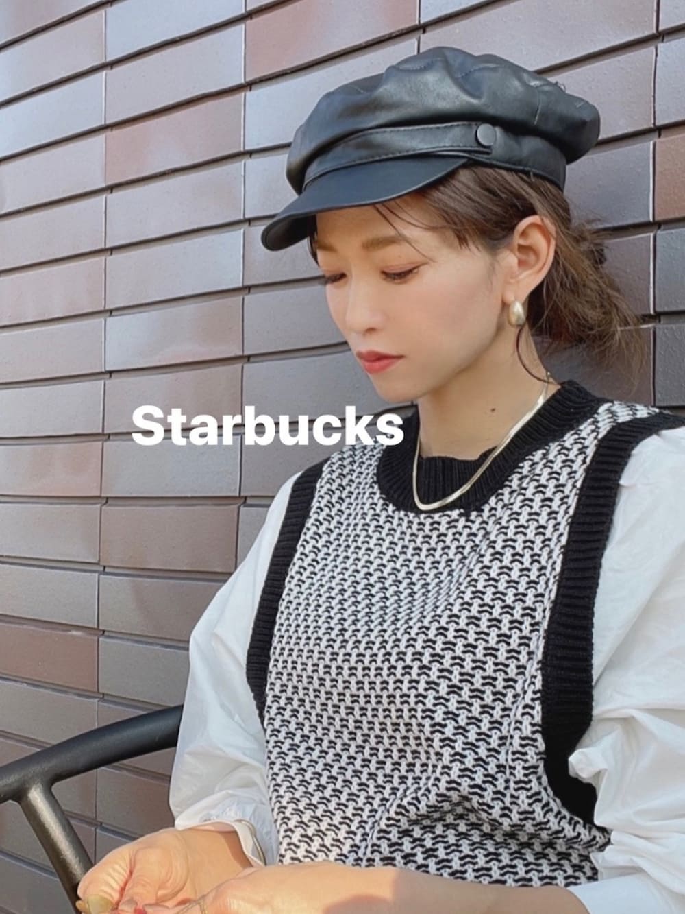 ベージュ系のブーツ、ブラック系のパンツ、ブラック系のショルダーバッグを着用したレディースの秋コーディネートの2枚目の写真