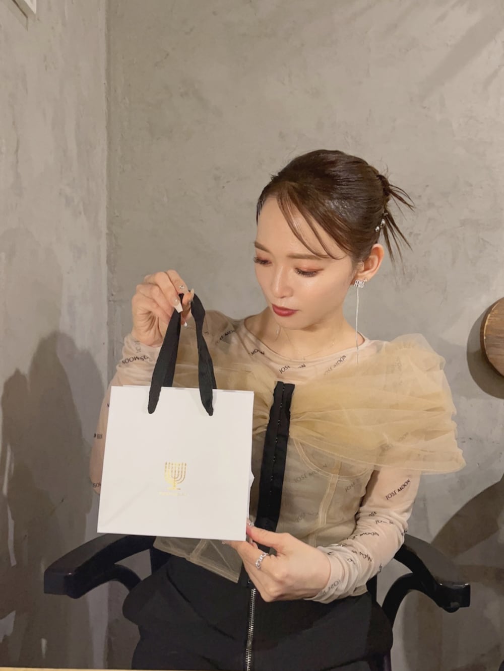 ベージュ系のシャツ/ブラウス、ホワイト系のTシャツ/カットソーを着用したレディースの夏コーディネートの2枚目の写真