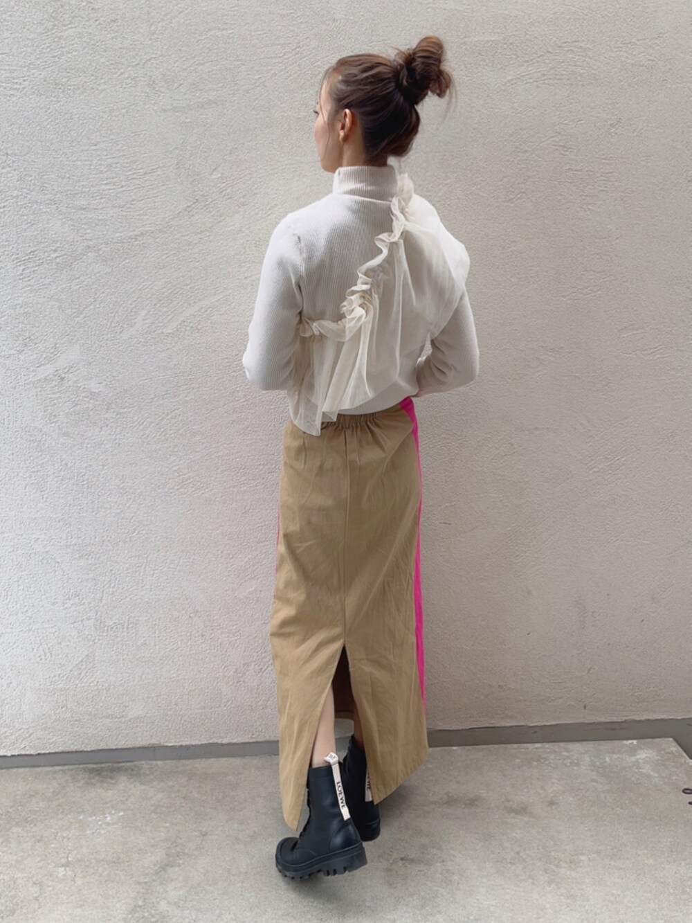 ベージュ系のスカートを着用したレディースの冬コーディネートの2枚目の写真