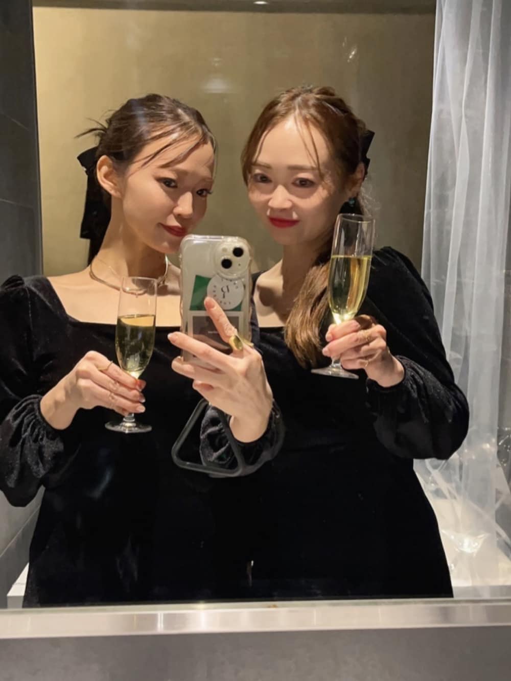 ブラック系のワンピースを着用したレディースの秋コーディネートの4枚目の写真