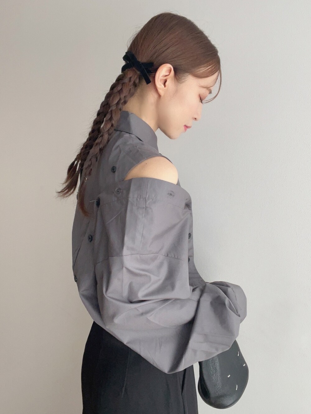 グレー系のシャツ/ブラウスを着用したレディースの秋コーディネートの4枚目の写真