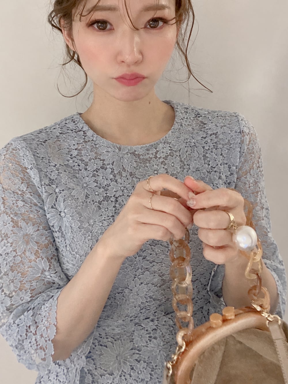 ベージュ系のバッグ、グレー系のセットアップを着用したレディースの秋コーディネートの2枚目の写真