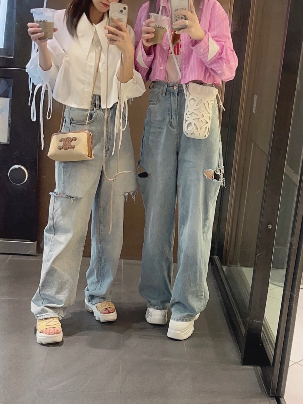 ベージュ系のサンダル、ブルー系のデニムパンツ、ホワイト系のシャツ/ブラウスを着用したレディースの春コーディネートの2枚目の写真