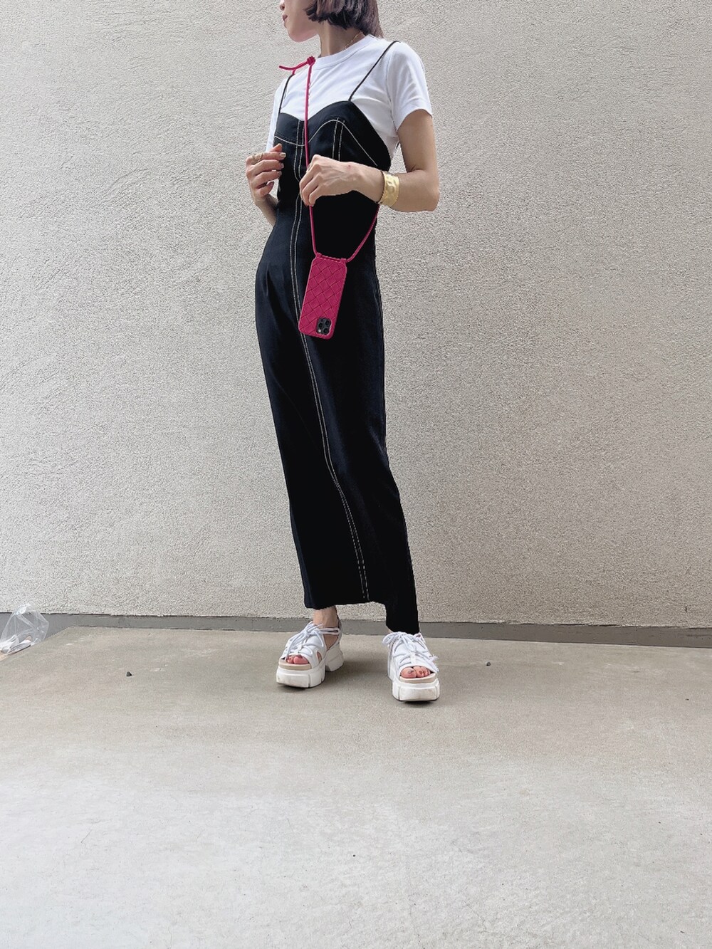 ホワイト系のサンダル、ブラック系のワンピース/ドレス、ホワイト系のTシャツ/カットソーを着用したレディースの夏コーディネートの3枚目の写真