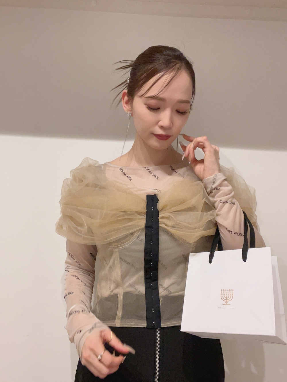 ベージュ系のシャツ/ブラウス、ホワイト系のTシャツ/カットソーを着用したレディースの夏コーディネートの3枚目の写真