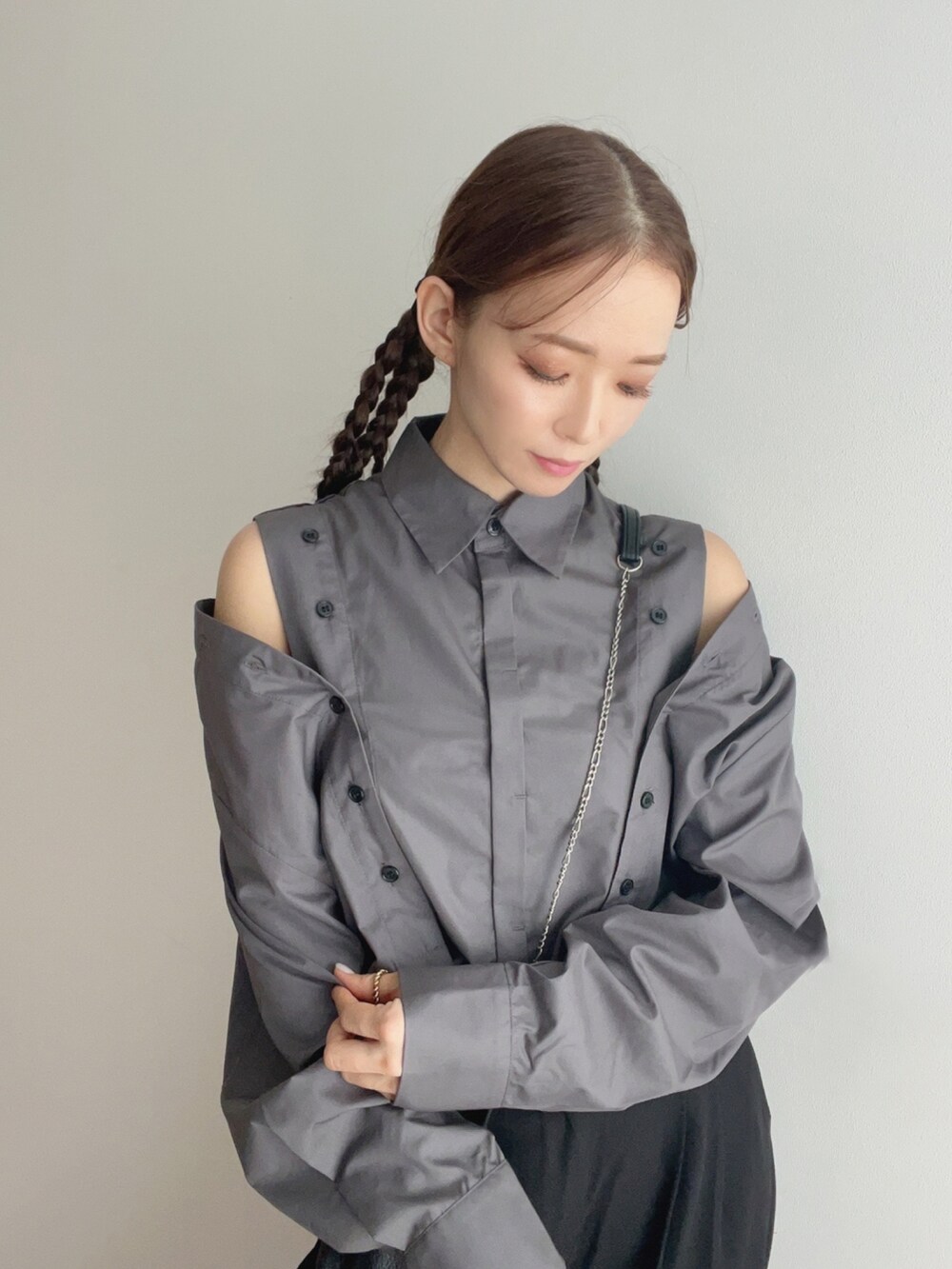 グレー系のシャツ/ブラウスを着用したレディースの秋コーディネートの3枚目の写真