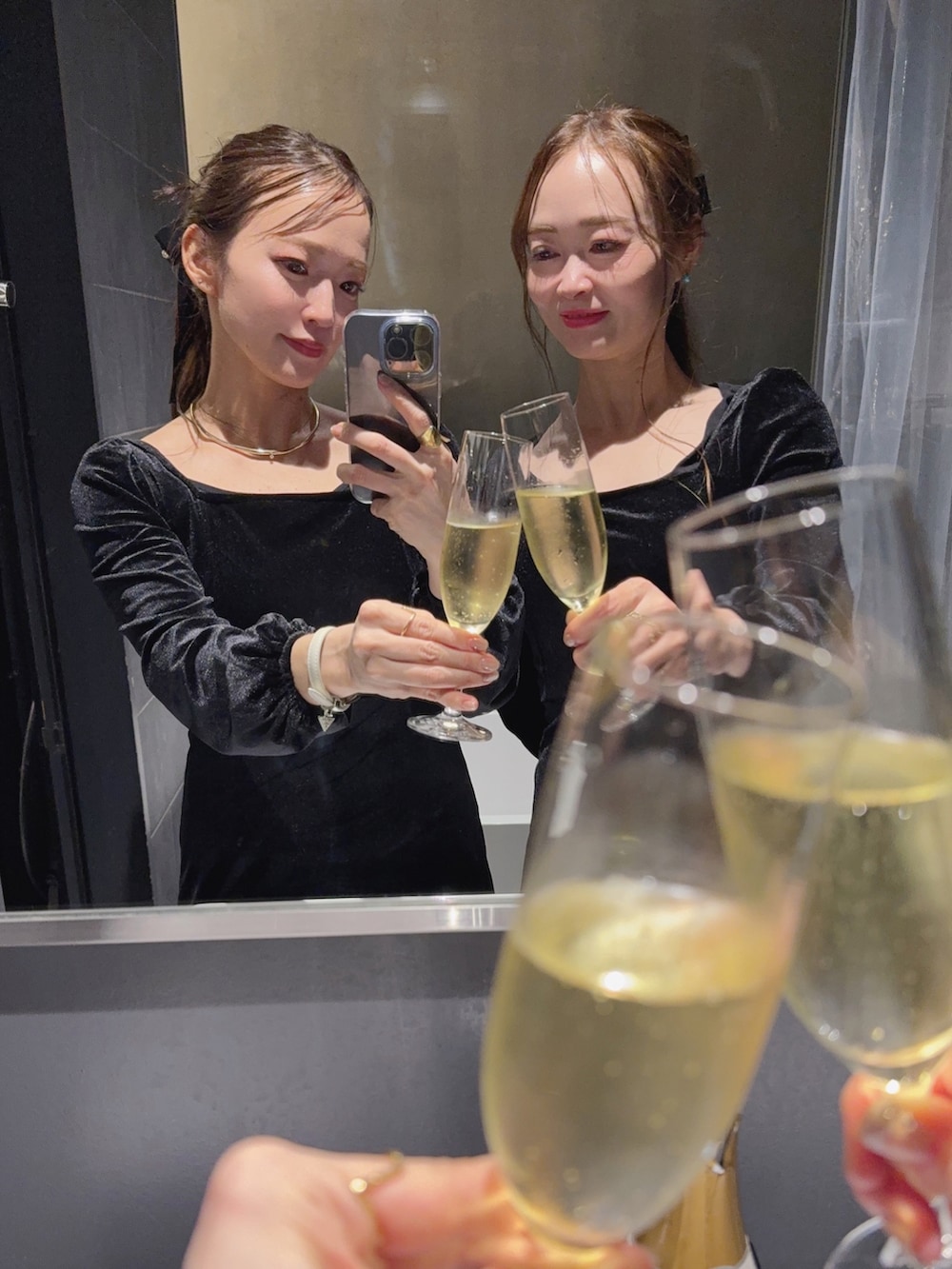 ブラック系のワンピースを着用したレディースの秋コーディネートの3枚目の写真