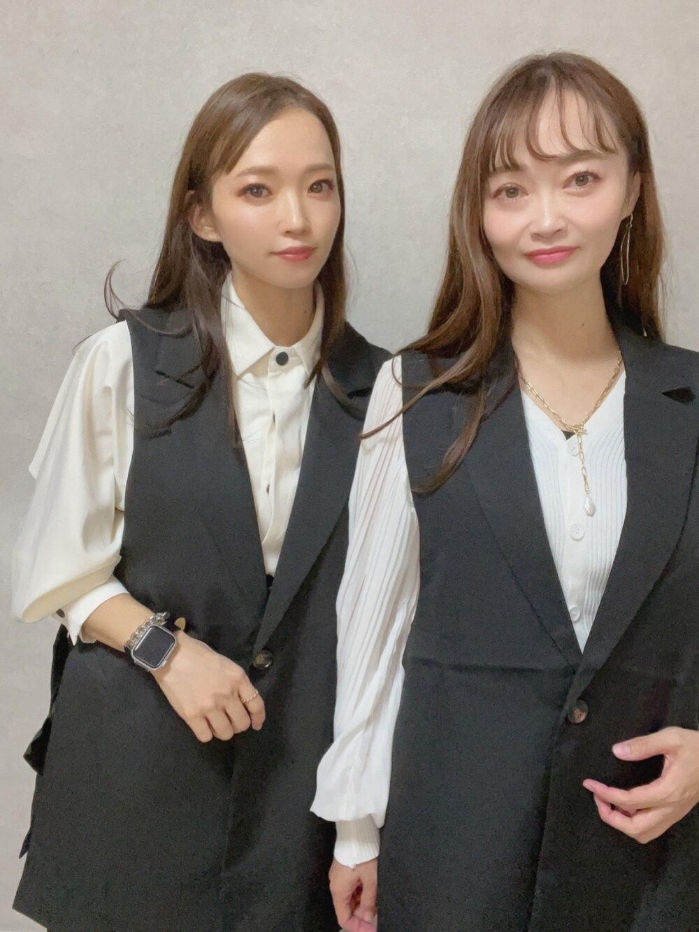 ブラック系のベストを着用したレディースの秋コーディネートの2枚目の写真