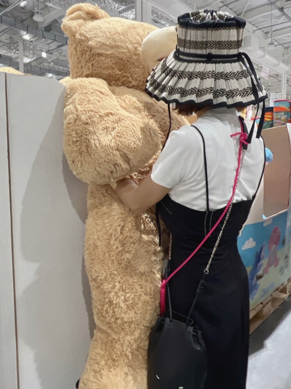 ホワイト系のサンダル、ブラック系のワンピース/ドレス、ホワイト系のTシャツ/カットソーを着用したレディースの夏コーディネートの5枚目の写真