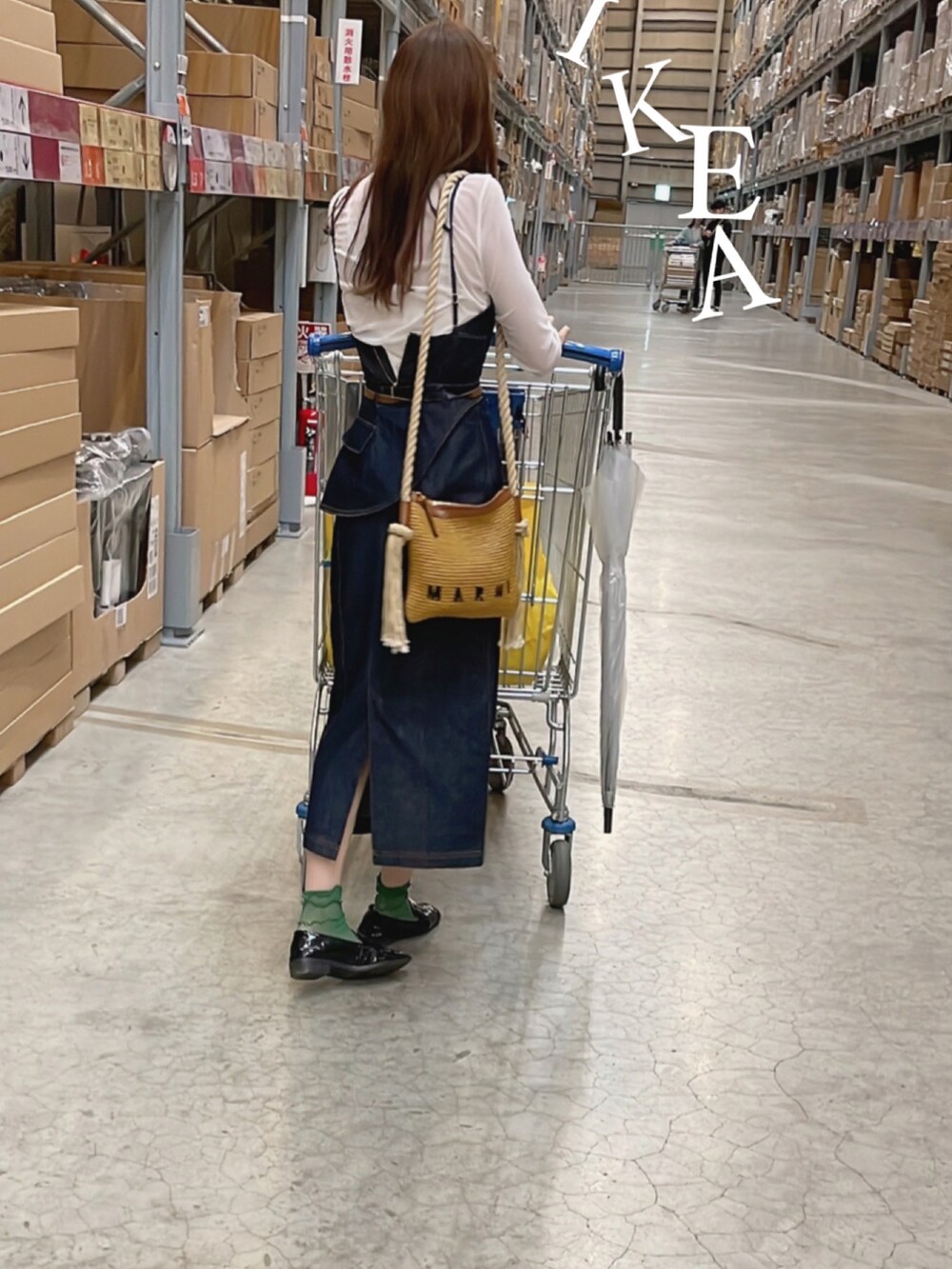 ブルー系のワンピースを着用したレディースの秋コーディネートの2枚目の写真