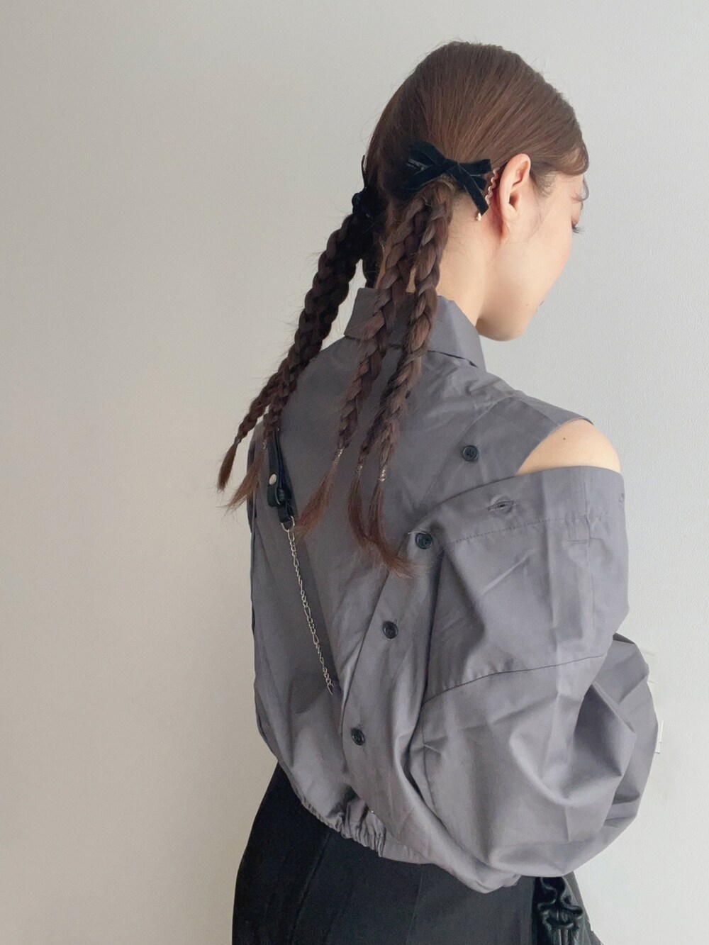 グレー系のシャツ/ブラウスを着用したレディースの秋コーディネートの5枚目の写真