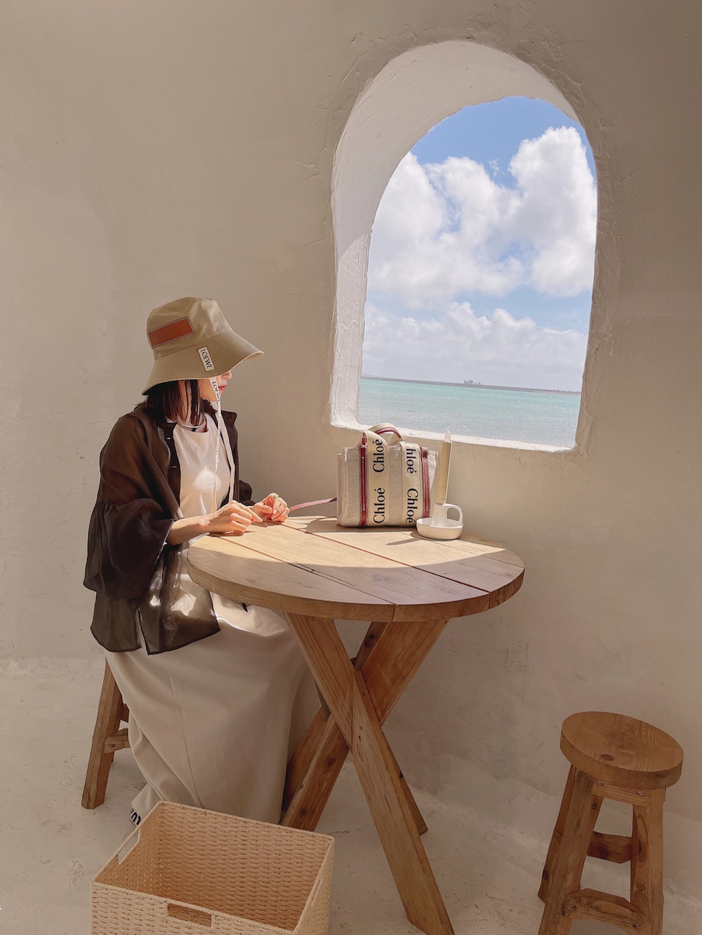 ベージュ系のワンピース、ベージュ系のショルダーバッグ、ベージュ系のハットを着用したレディースの秋コーディネートの3枚目の写真