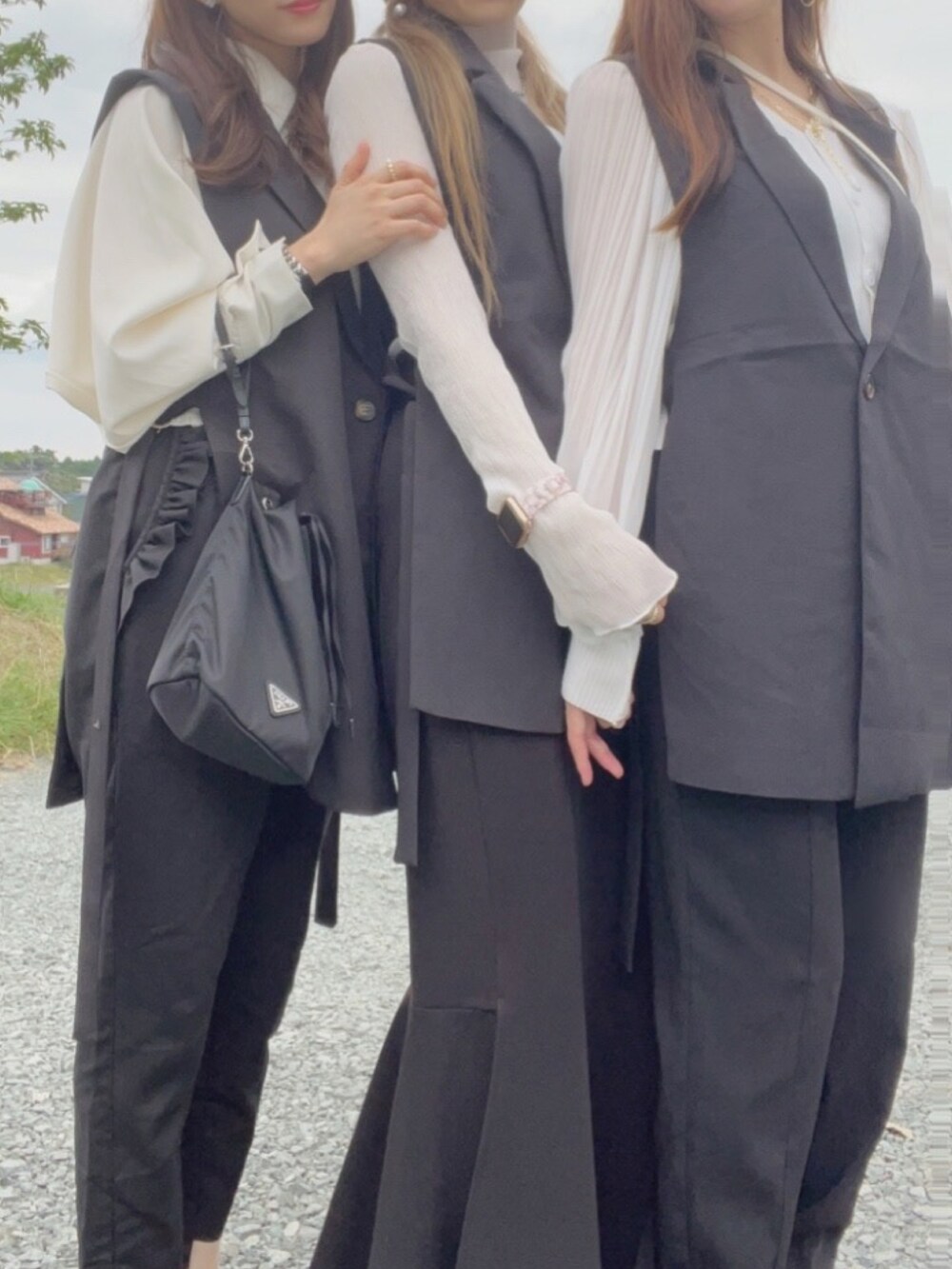 ブラック系のベストを着用したレディースの秋コーディネートの4枚目の写真