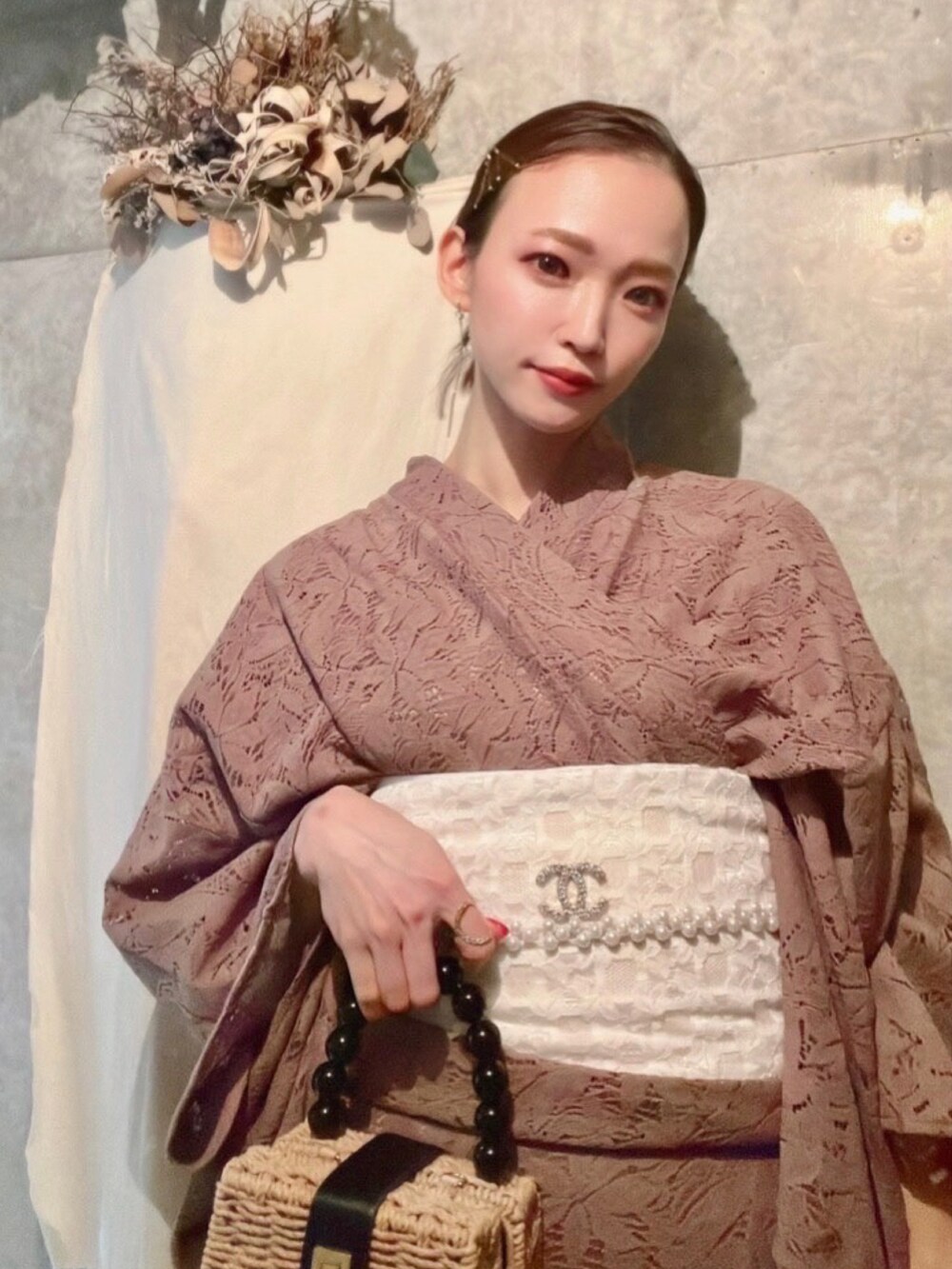 ブラウン系の浴衣を着用したレディースの夏コーディネートの2枚目の写真