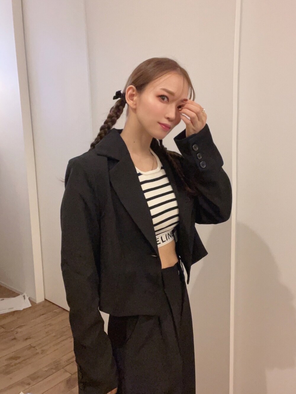 ブラック系のセットアップを着用したレディースの秋コーディネートの2枚目の写真