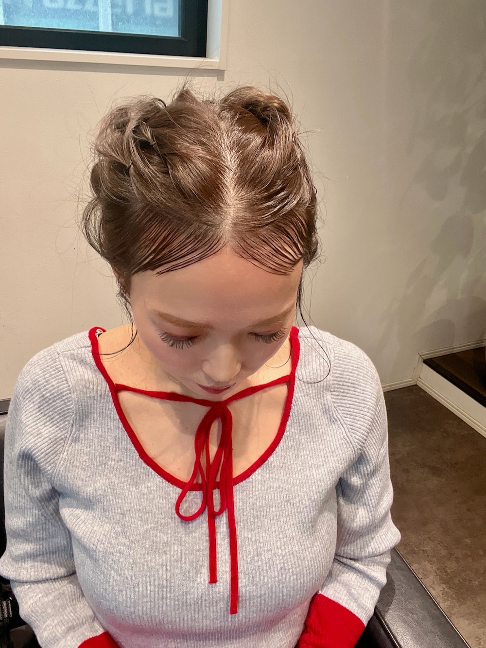 グレー系のニット/セーター、ブラック系のその他パンツ、ブラック系のローファーを着用したレディースの春コーディネートの2枚目の写真