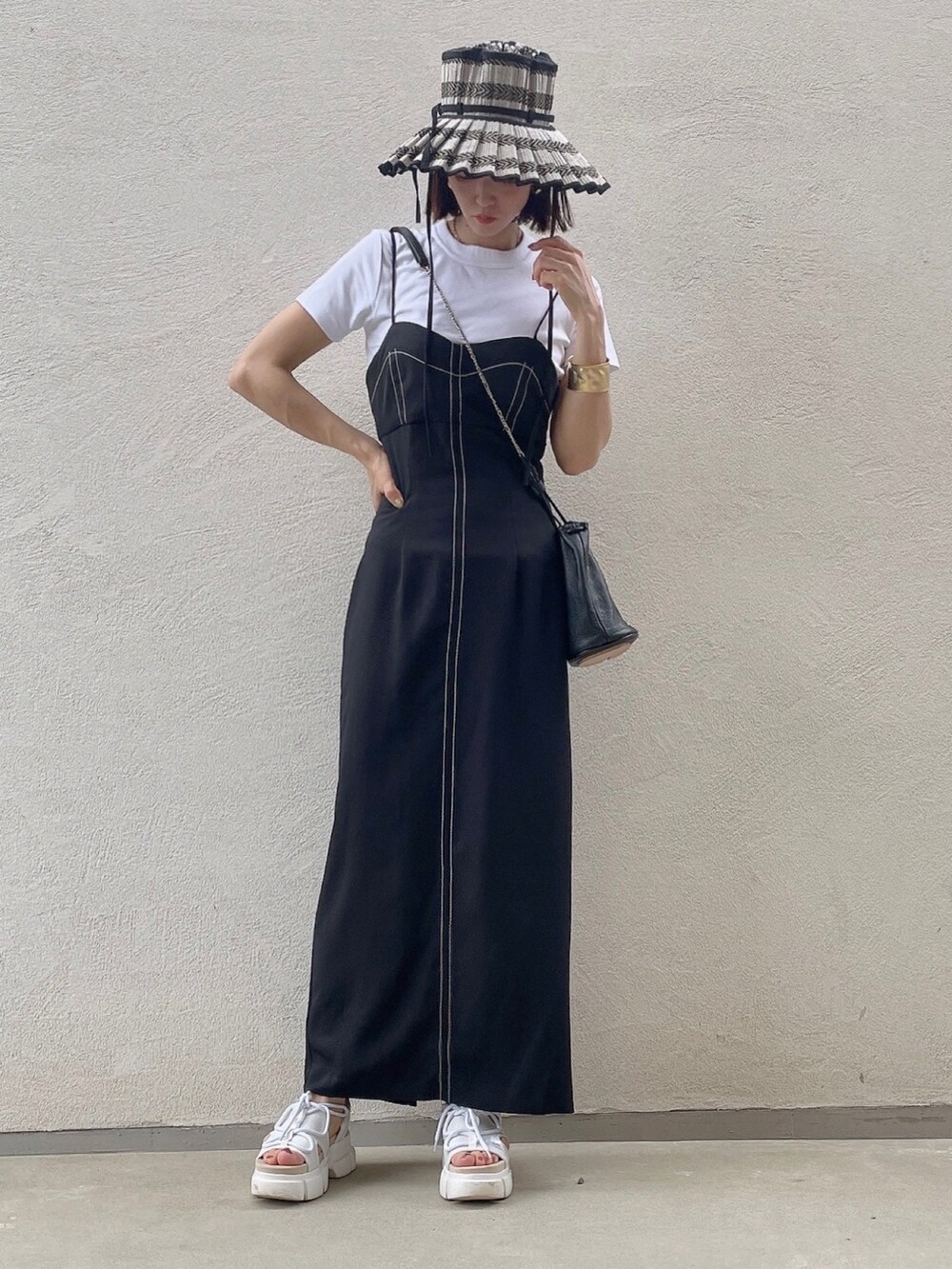 ホワイト系のサンダル、ブラック系のワンピース/ドレス、ホワイト系のTシャツ/カットソーを着用したレディースの夏コーディネートの2枚目の写真