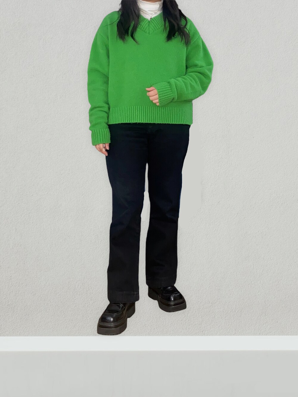 ブラック系のダウンジャケット/コート、ブラック系のデニムパンツ、ブラック系のローファーを着用したレディースの冬コーディネートの2枚目の写真