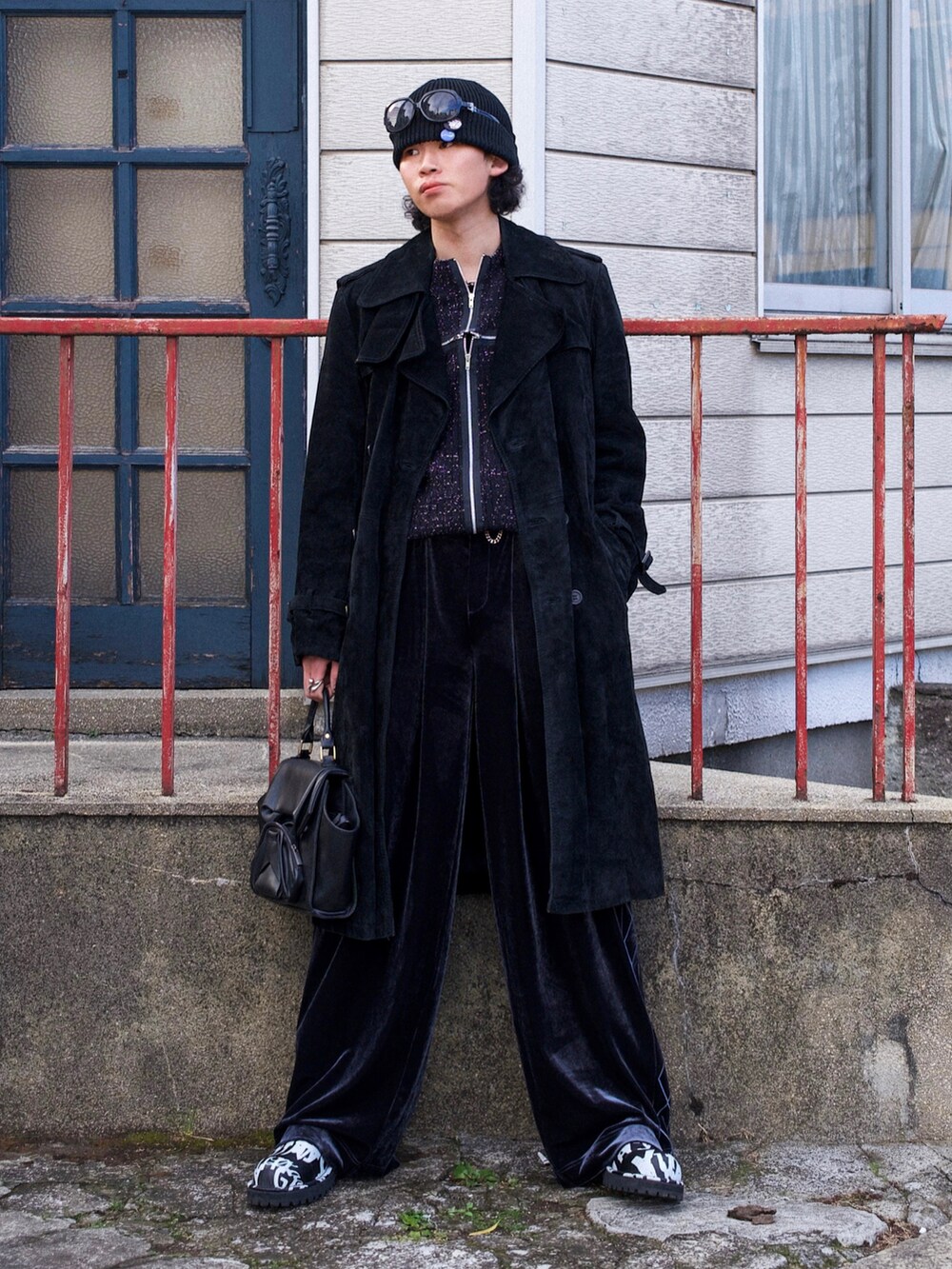 「レザー、ニット帽、ブーツ、ベロア、モノトーン、ニット、ミニバッグ、ハンドバッグ、オトナカジュアル、お出かけコーデ、休日スタイル、ブラック、古着MIX、ロングコート、ブラックコーデ」｜「VINTAGEのアイテム（トレンチコート、ブラック系）」を使った、しょーたさん（メンズ・180cm）の冬コーディネートの2枚目の写真
