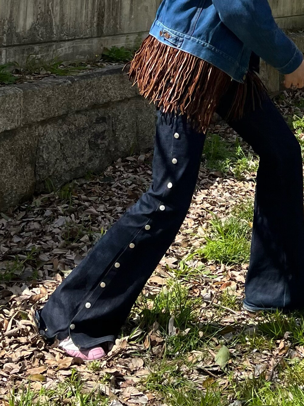 ブルー系のデニムジャケット、ベージュ系のシャツ/ブラウス、ブラウン系のベストを着用したメンズの春コーディネートの2枚目の写真