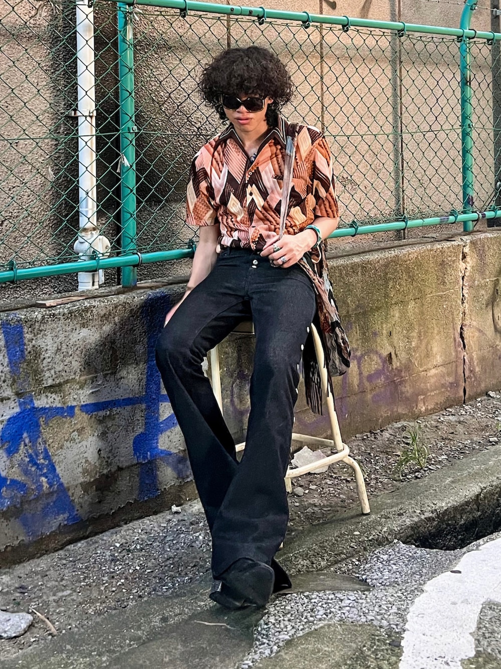 「70'sコーデ、フレアデニム、フレアパンツ、デニム、シャツ、ショルダーバッグ、お出かけコーデ、ベージュ、ブラウン、古着MIX、ブーツ」｜「70s vintageのアイテム（シャツ/ブラウス、ブラウン系）」を使った、しょーたさん（メンズ・180cm）の秋コーディネートの2枚目の写真