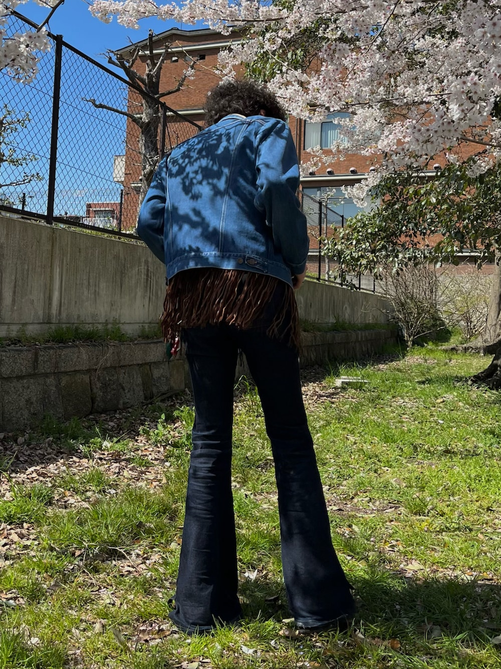 ブルー系のデニムジャケット、ベージュ系のシャツ/ブラウス、ブラウン系のベストを着用したメンズの春コーディネートの4枚目の写真