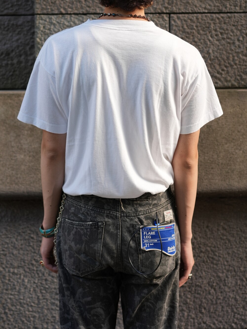 「夏コーデ、さらっと晴れやかスナップ、きれいめカジュアル、タックイン、Tシャツ、夏だ！Tシャツ着よう！、シンプルスタイル、休日スタイル、お出かけコーデ、メンズファッション、ショルダーバッグ、サングラス、ブーツ」｜「VINTAGEのアイテム（Tシャツ/カットソー、ホワイト系）」を使った、しょーたさん（メンズ・180cm）の夏コーディネートの4枚目の写真