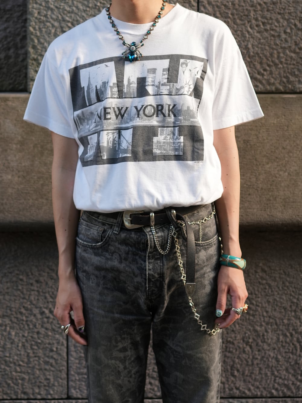 「夏コーデ、さらっと晴れやかスナップ、きれいめカジュアル、タックイン、Tシャツ、夏だ！Tシャツ着よう！、シンプルスタイル、休日スタイル、お出かけコーデ、メンズファッション、ショルダーバッグ、サングラス、ブーツ」｜「VINTAGEのアイテム（Tシャツ/カットソー、ホワイト系）」を使った、しょーたさん（メンズ・180cm）の夏コーディネートの3枚目の写真