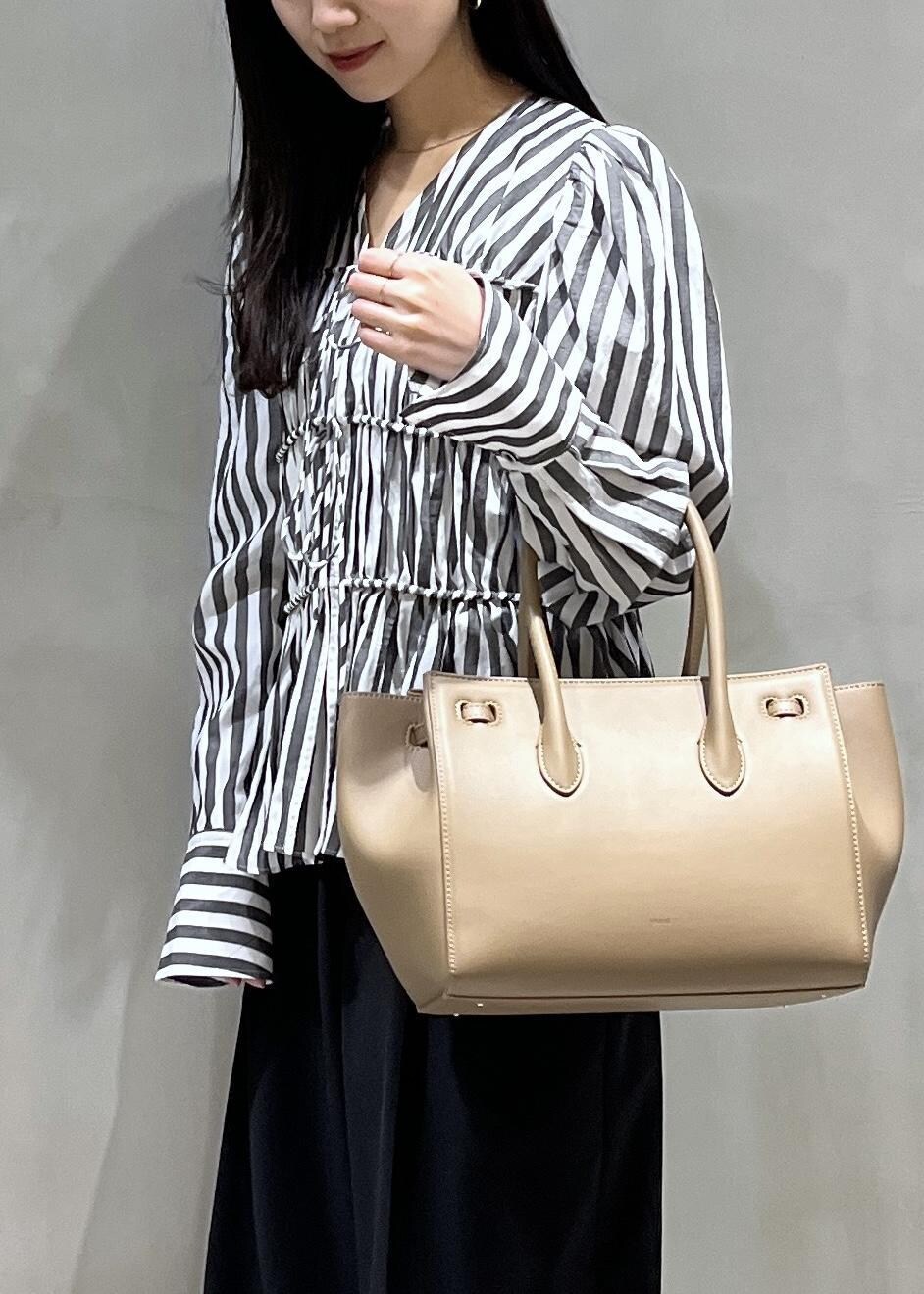 「VASIC、24SS春の新作、バッグ、ローファー、ワイドパンツ、通勤、仕事着、ADAM ET ROPÉ、FEMME、低身長、骨格ウェーブ、イエベ、きれいめ、きれいめカジュアル、大人カジュアル」|「ADAM ET ROPE'のウォータープルーフコインローファー(ローファー、ブラック系)」を使った、Futabaさん(レディース・153cm)の春コーディネートの4枚目の写真