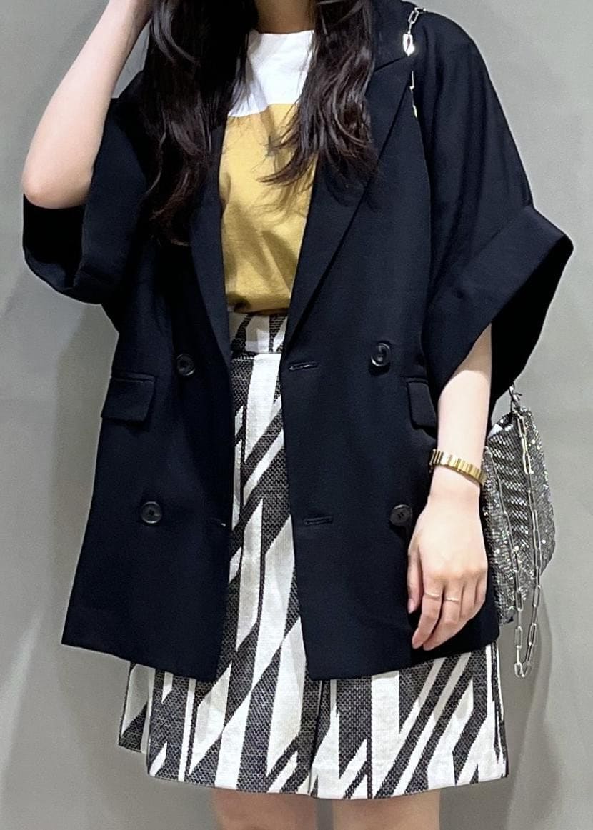 ブラック系のサンダル、ブラック系のテーラードジャケット、ブラック系のその他パンツを着用したレディースの春コーディネートの3枚目の写真