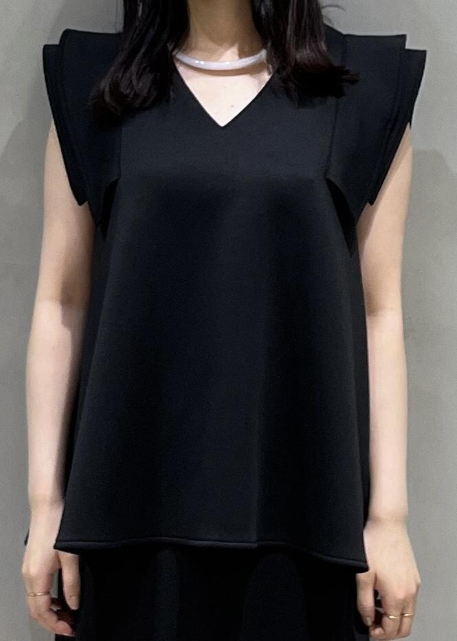 ブラック系のサンダル、ブラック系のスカート、ブラック系のTシャツ/カットソーを着用したレディースの夏コーディネートの4枚目の写真