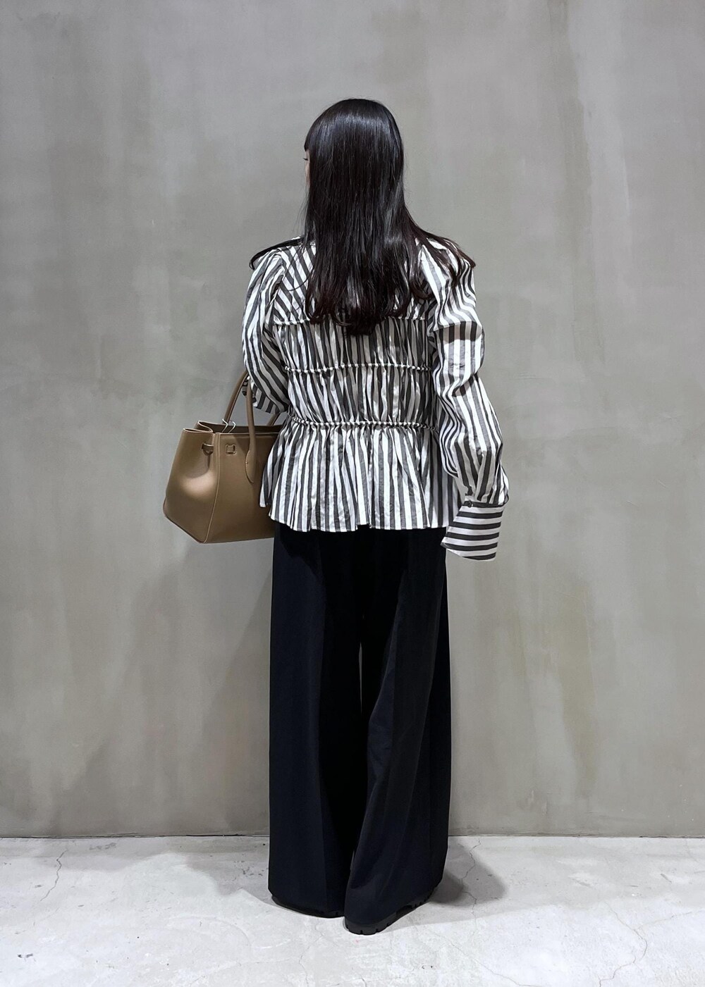 「VASIC、24SS春の新作、バッグ、ローファー、ワイドパンツ、通勤、仕事着、ADAM ET ROPÉ、FEMME、低身長、骨格ウェーブ、イエベ、きれいめ、きれいめカジュアル、大人カジュアル」|「ADAM ET ROPE'のウォータープルーフコインローファー(ローファー、ブラック系)」を使った、Futabaさん(レディース・153cm)の春コーディネートの3枚目の写真