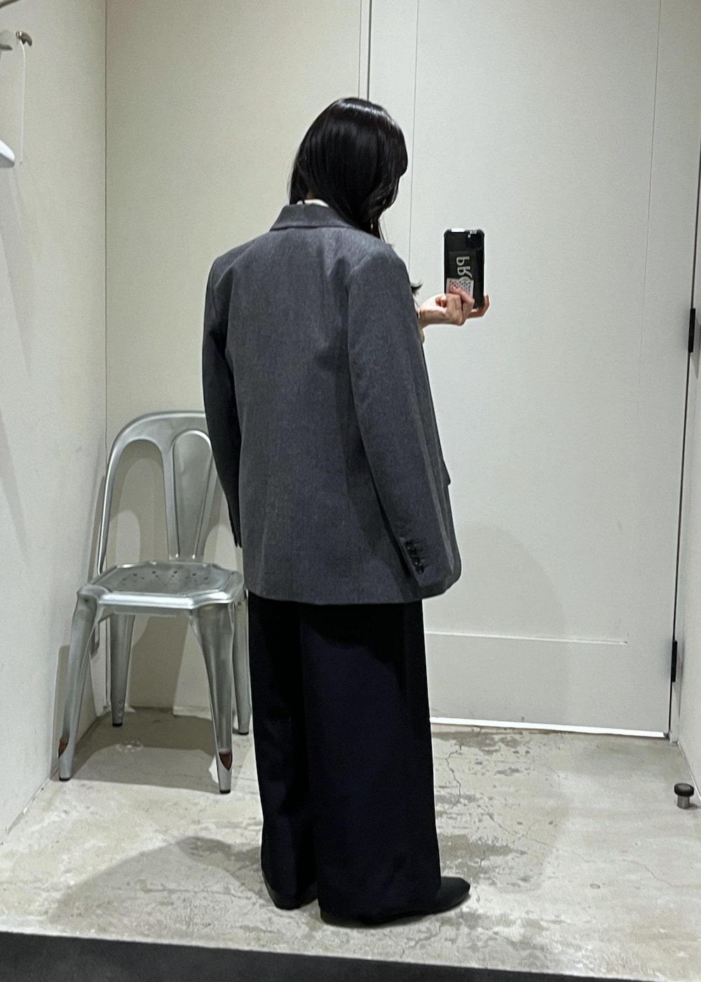 ブラック系のレインシューズ、グレー系のテーラードジャケットを着用したレディースの冬コーディネートの2枚目の写真