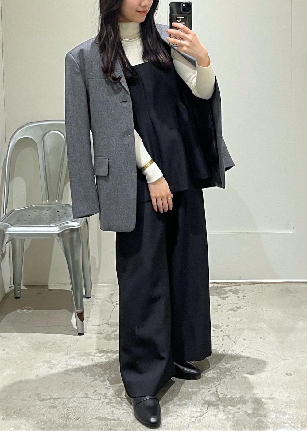 ブラック系のレインシューズ、グレー系のテーラードジャケットを着用したレディースの冬コーディネートの3枚目の写真