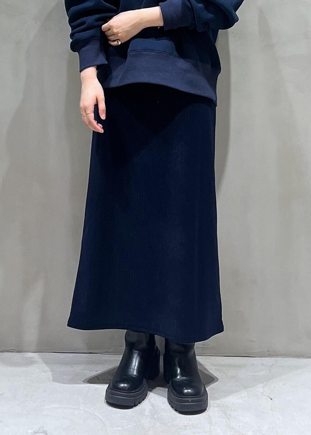 「UMBRO、アンブロ、MURRAL、ミューラル、AW、ロングワンピース、ロングブーツ、ADAM ET ROPÉ、FEMME、低身長、骨格ウェーブ、イエベ、大人カジュアル、スポーティー、秋」｜「ADAM ET ROPE'の【晴雨兼用】ウォータープルーフトラックソールロングブーツ（ブーツ、ブラック系）」を使った、Futabaさん（レディース・153cm）の秋コーディネートの4枚目の写真