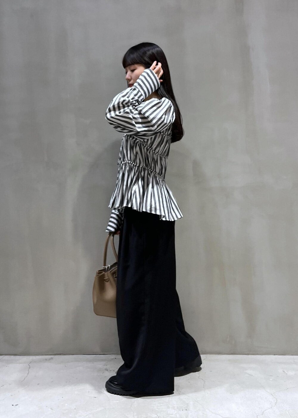 「VASIC、24SS春の新作、バッグ、ローファー、ワイドパンツ、通勤、仕事着、ADAM ET ROPÉ、FEMME、低身長、骨格ウェーブ、イエベ、きれいめ、きれいめカジュアル、大人カジュアル」|「ADAM ET ROPE'のウォータープルーフコインローファー(ローファー、ブラック系)」を使った、Futabaさん(レディース・153cm)の春コーディネートの2枚目の写真