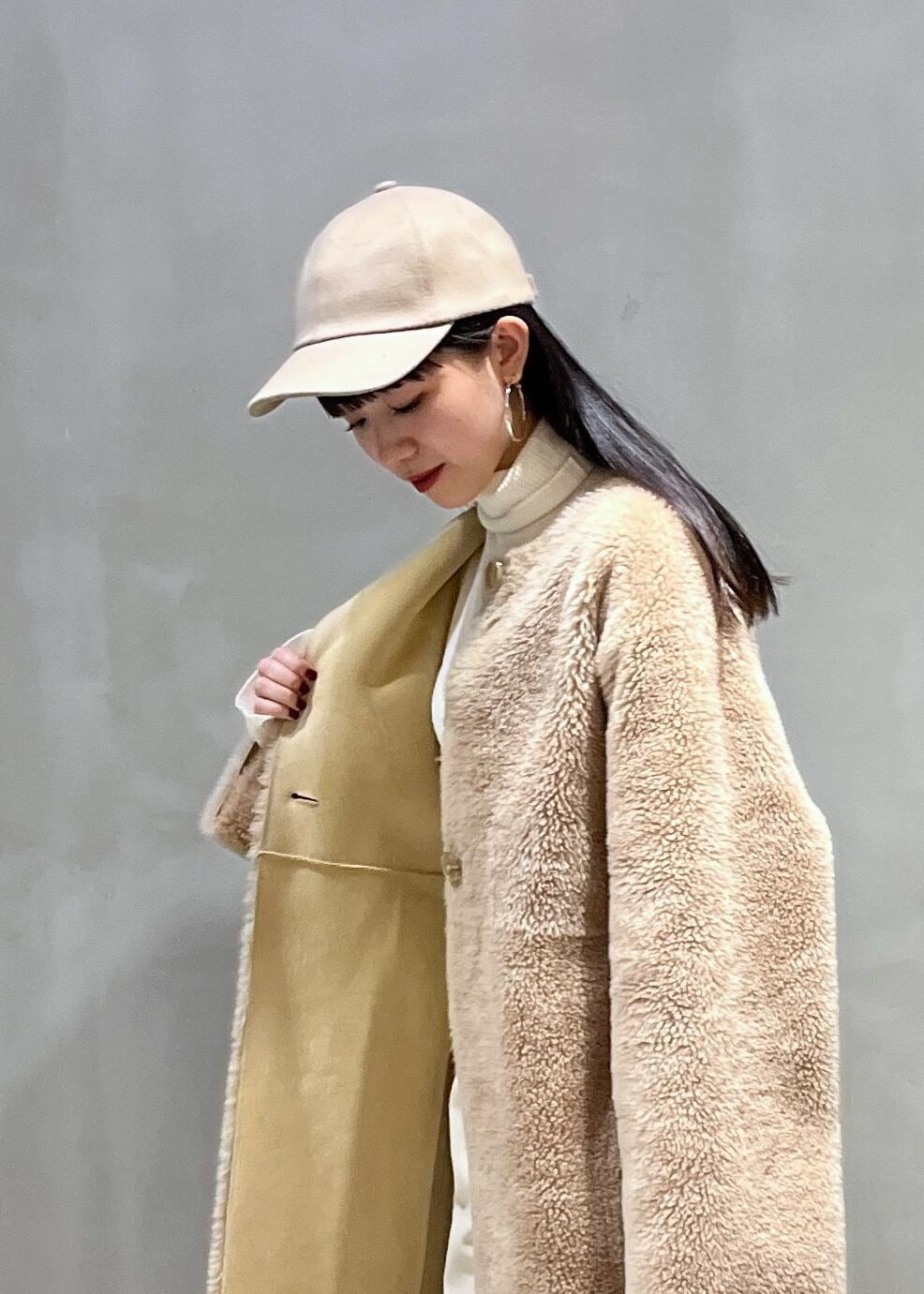 ホワイト系のニット/セーター、ホワイト系のスラックス、ホワイト系のブーツを着用したレディースの冬コーディネートの3枚目の写真