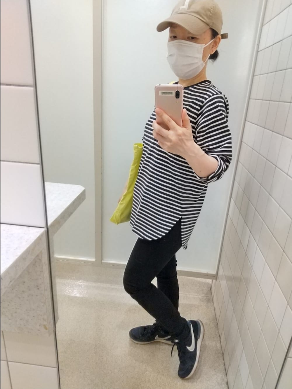 「キャップ、スニーカー、ボーダー、デニム、デニムパンツ、シンプルコーデ、カラー×コーデ、ユニクロ、ブラックデニム」｜「UNIQLOのアイテム（Tシャツ/カットソー、ブラック系）」を使った、20230802kkさん（レディース・152cm）の夏コーディネートの3枚目の写真