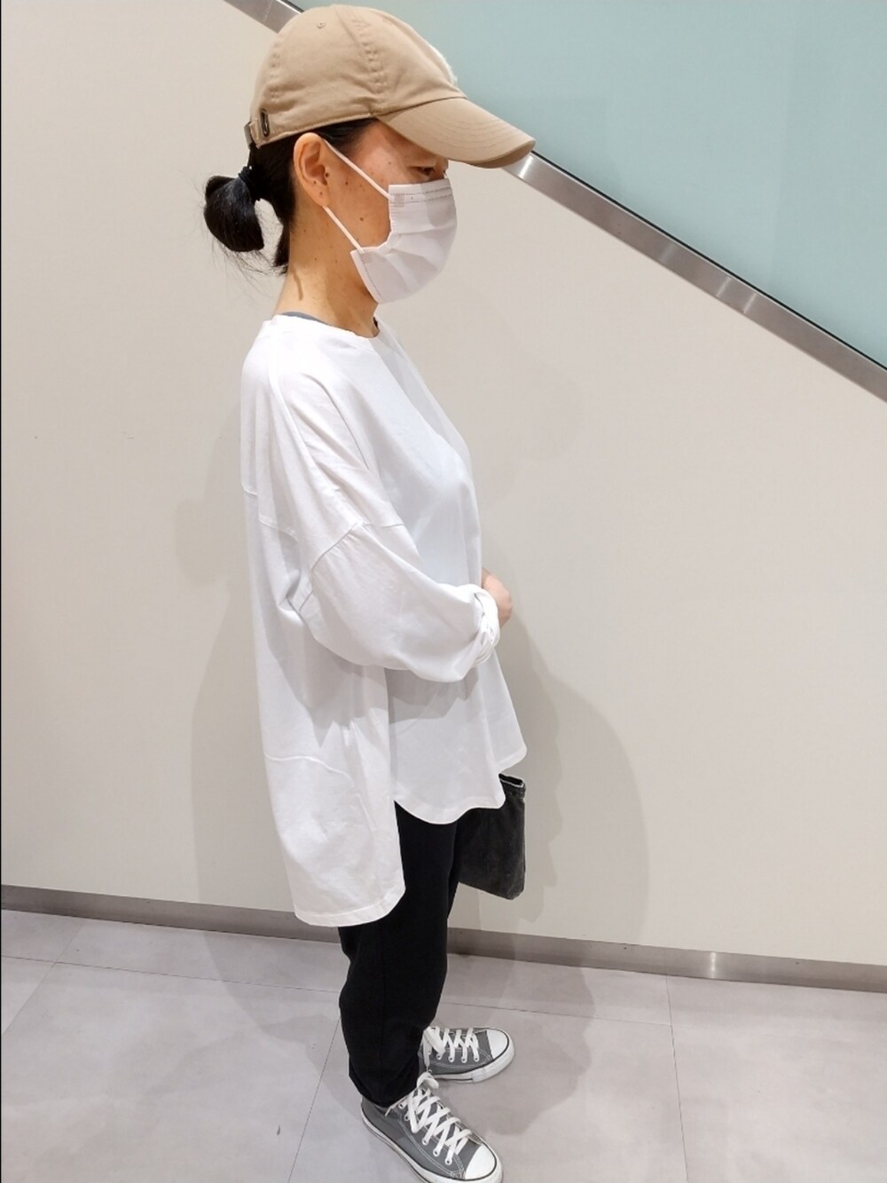 ホワイト系のTシャツ/カットソー、ブルー系のタンクトップ、ブラック系のパンツを着用したレディースの秋コーディネートの2枚目の写真